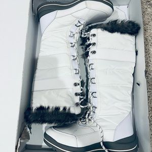 Like New! White ALDO fur lined boots